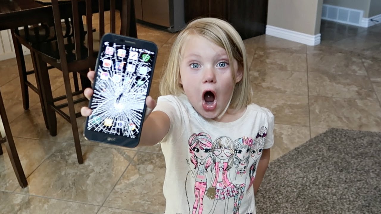 Родители купили айфоны. Ребенок разбил смартфон. Ребенок с телефоном. Разбил планшет. Ребенок с айфоном.